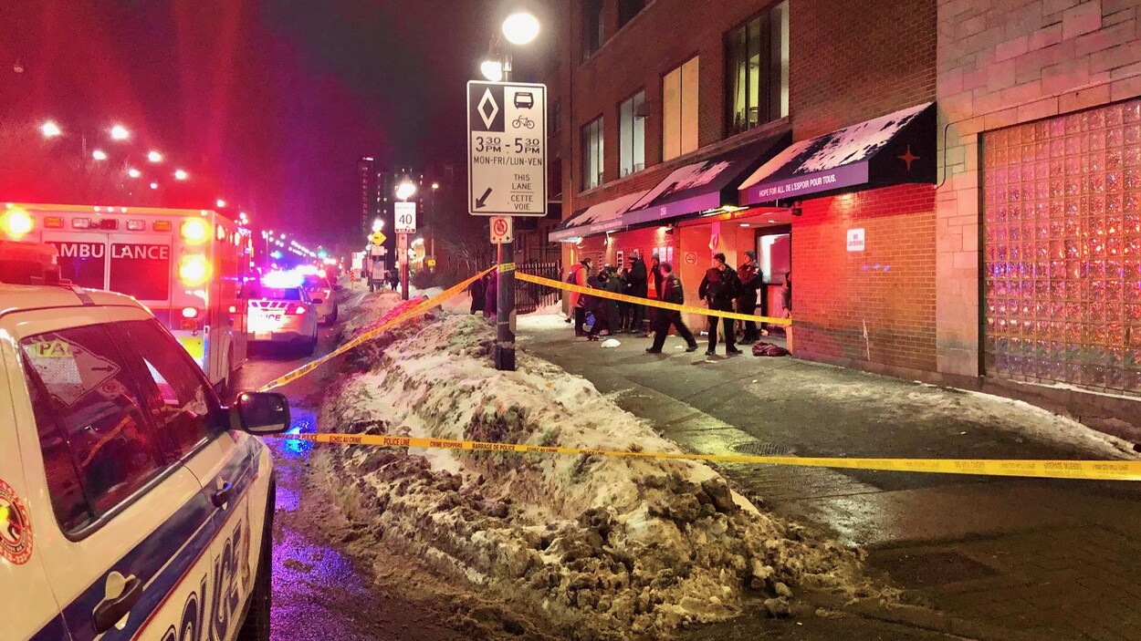 Des policiers et un périmètre de sécurité dans la rue Murray.