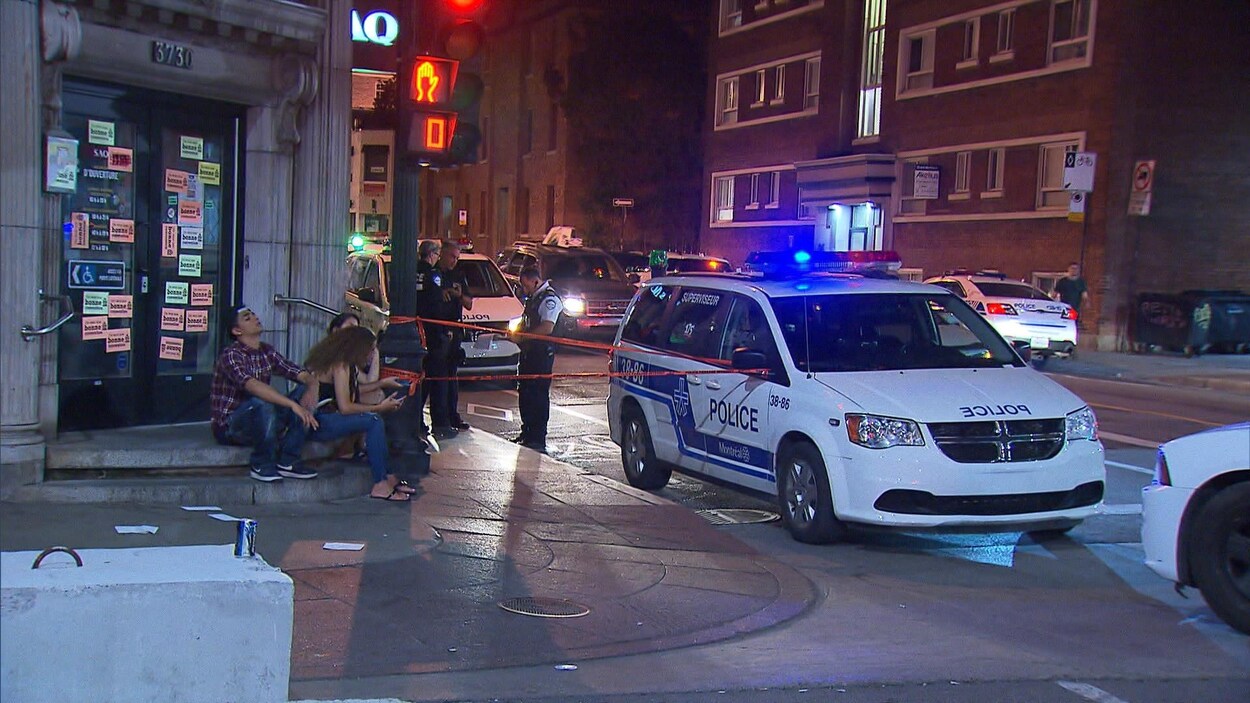 Une camionnette du SPVM devant une SAQ, sur le Plateau Mont-Royal, à Montréal. Une camionnette du SPVM devant une SAQ, sur le Plateau Mont-Royal, à Montréal.