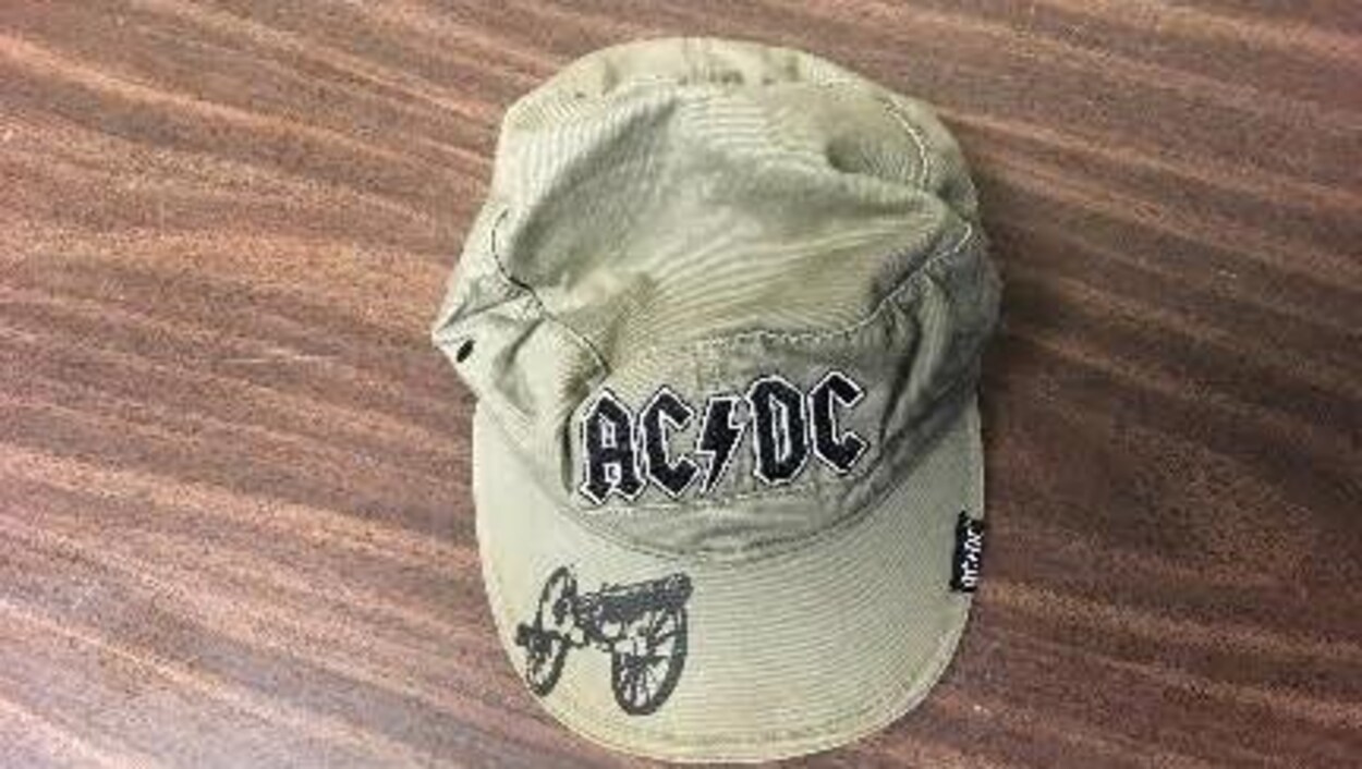 La casque d'AC/DC du présumé agresseur