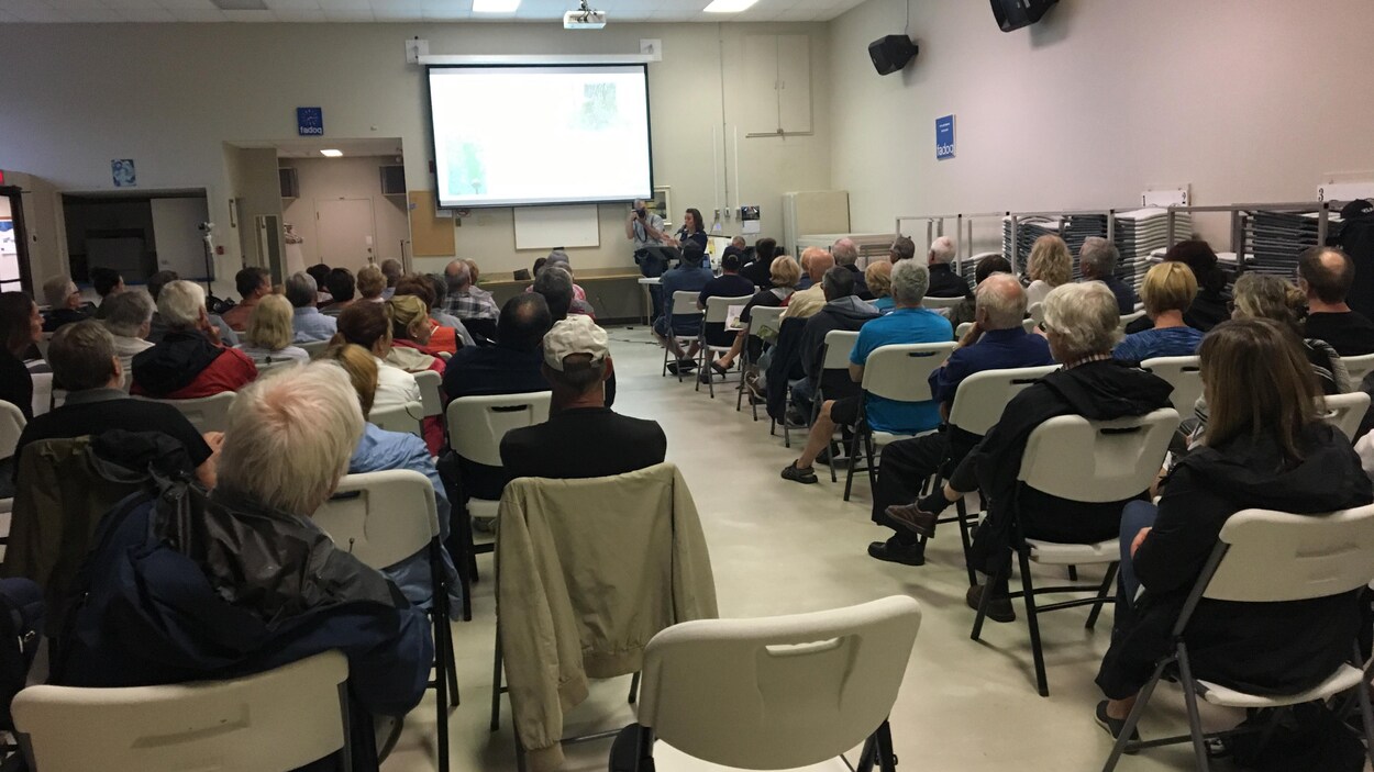 Une salle communautaire pleine de monde. Une salle communautaire pleine de monde.