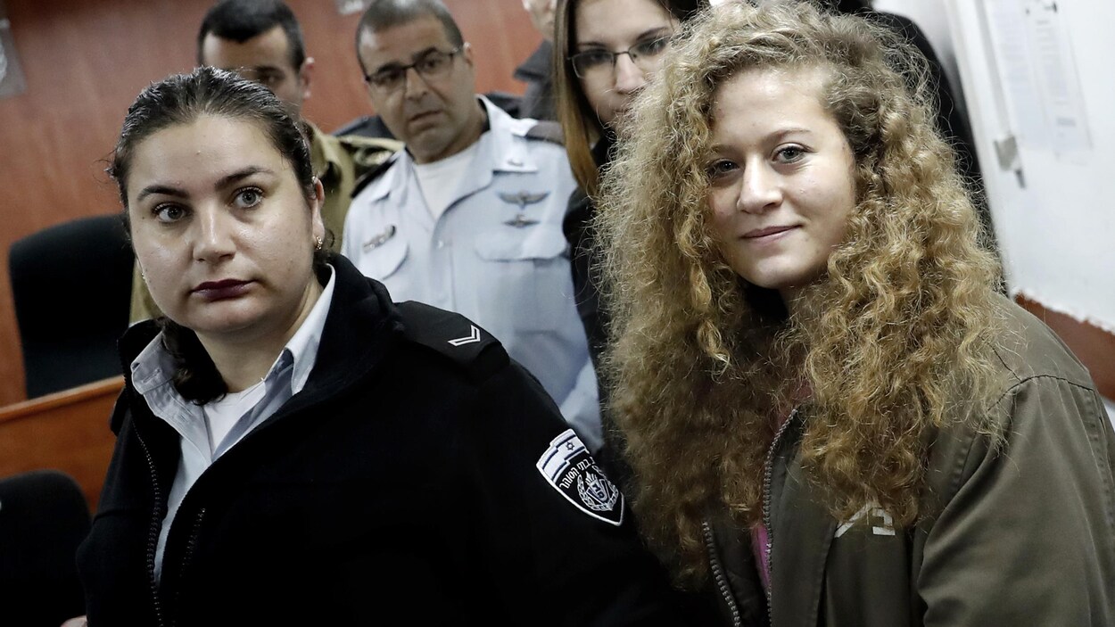Ahed Tamimi, en compagnie d'une responsable de la sécurité israélienne. Ahed Tamimi, en compagnie d'une responsable de la sécurité israélienne.