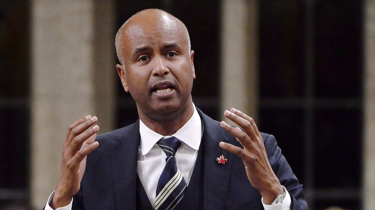 Ahmed Hussen parle, debout, dans la Chambre des communes.