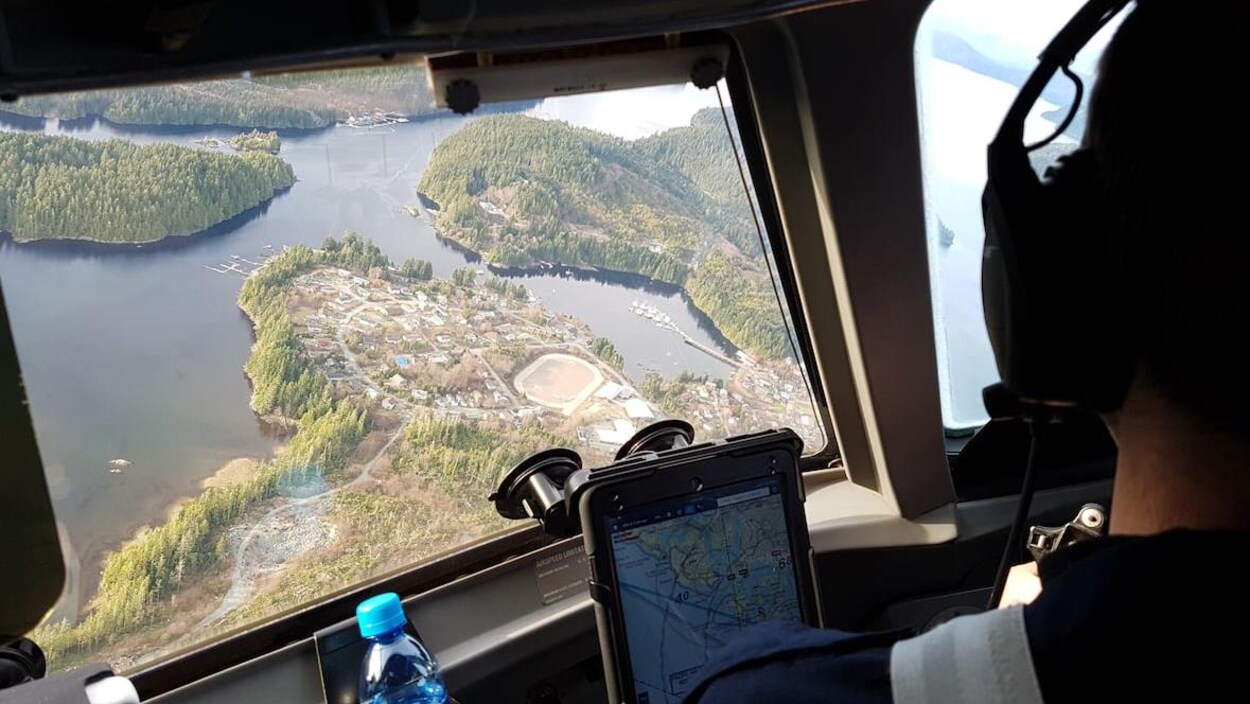 Un pilote d'avion survole la communauté d'Ahousaht
