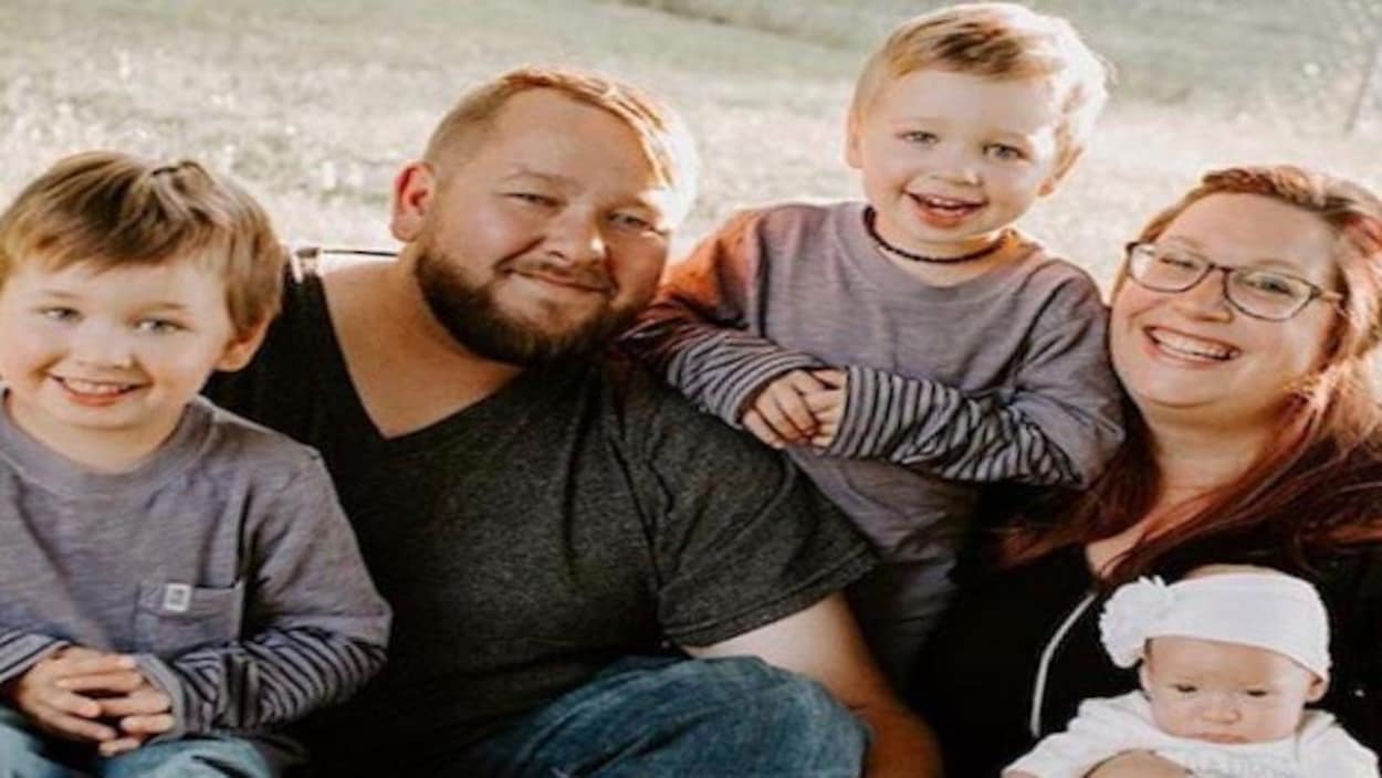 Deux parents et leurs trois enfants en bas âge