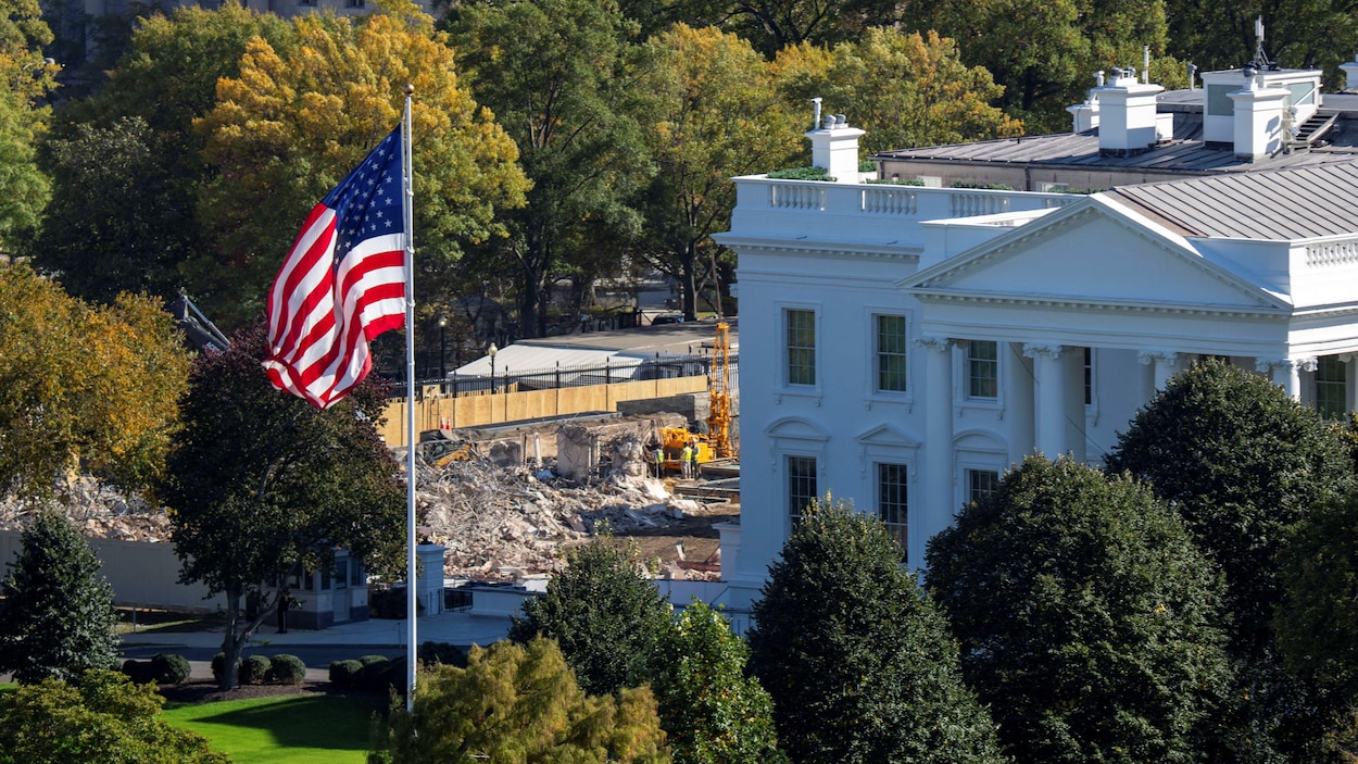 Un juge ordonne la suspension de la construction de la salle de bal de Trump