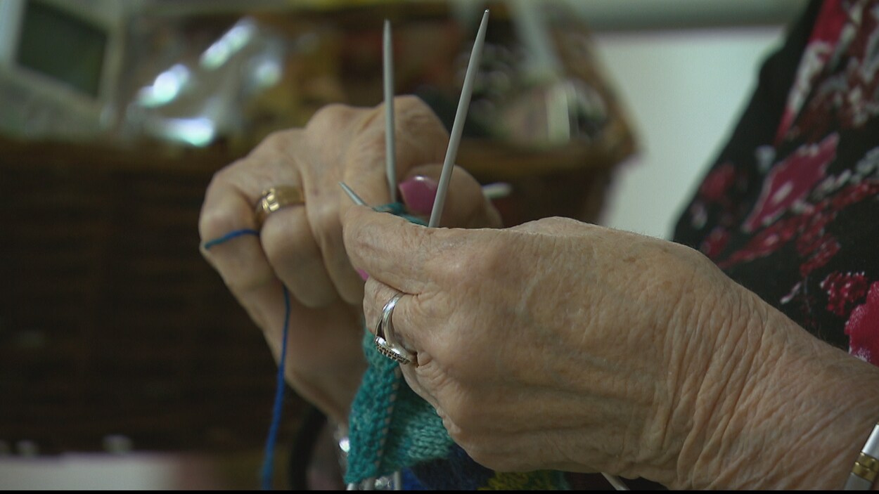 Une aînée s'adonne au tricotage. Une aînée s'adonne au tricotage.