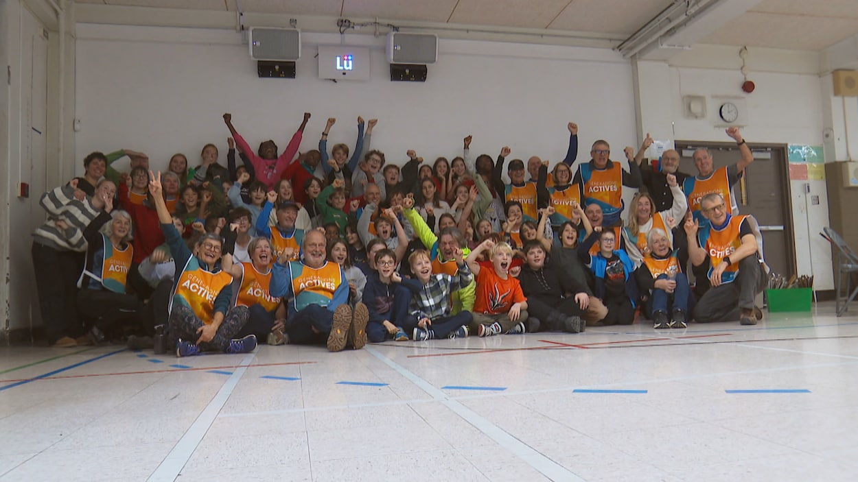 Des élèves de l'école Saint-Fidèle discutent de vieillissement avec des aînés