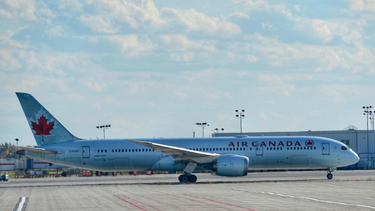 Un avion de la compagnie Air Canada sur le tarmac de l'aéroport de Montréal.
