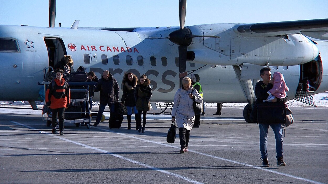Des passagers qui descendent de l'avion.