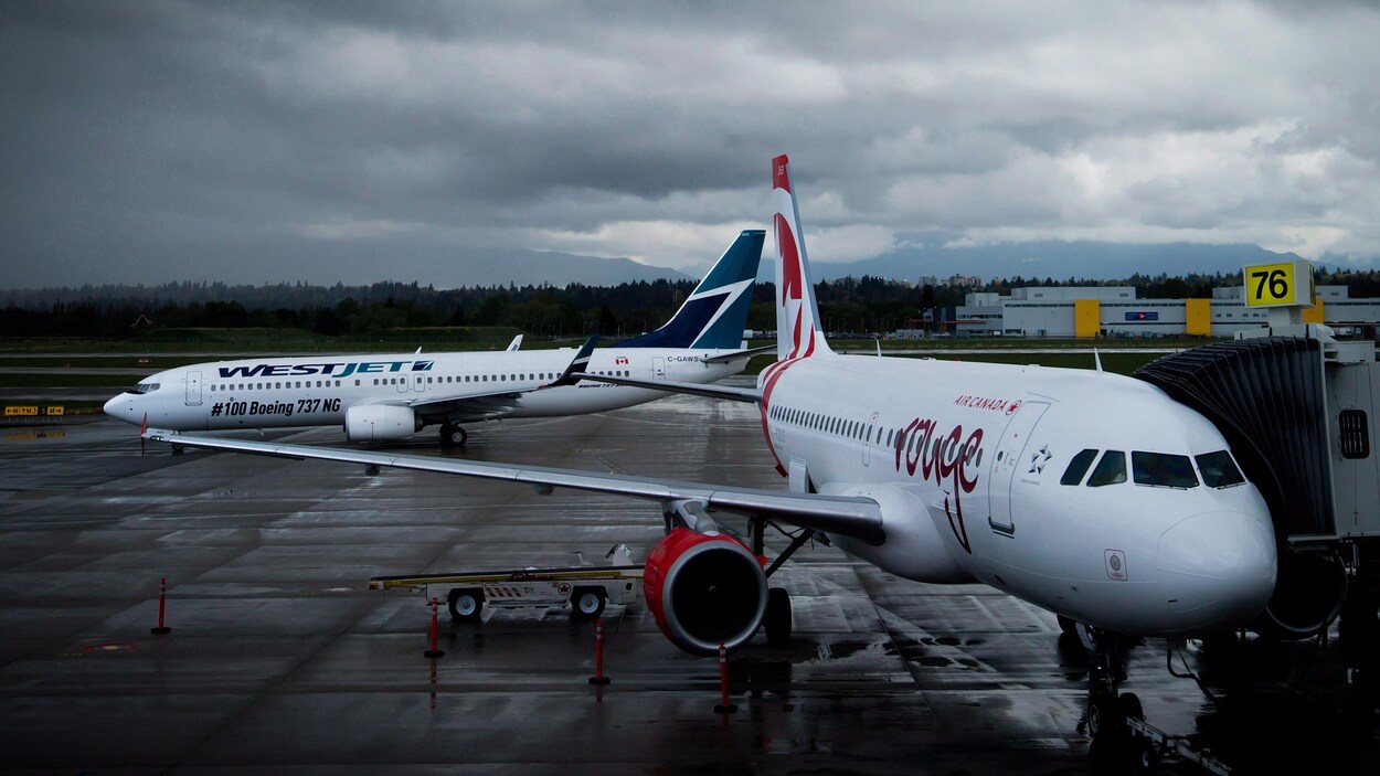 Deux avions sur un tarmac