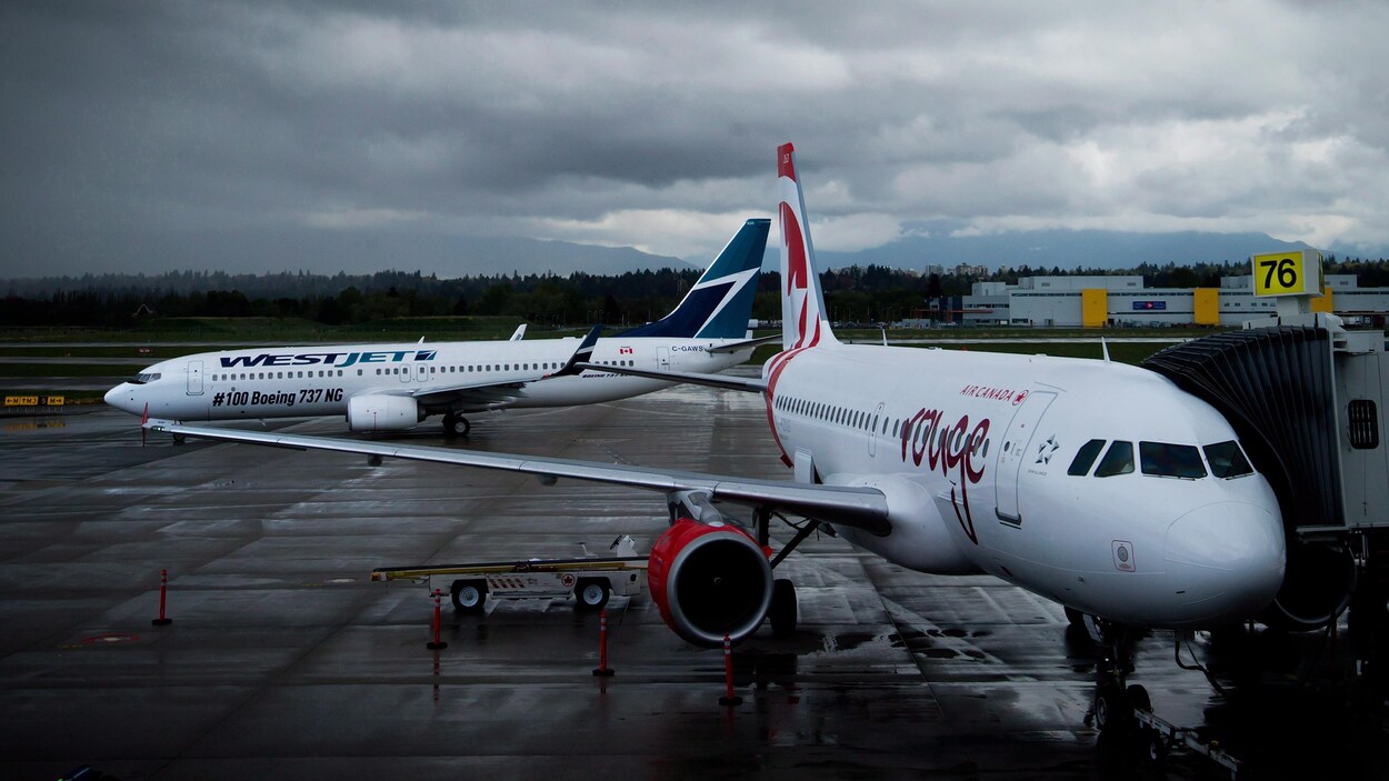 Un Boeing 737-800 croise un Airbus A319 d'Air Canada Rouge à l'aéroport de Vancouver.