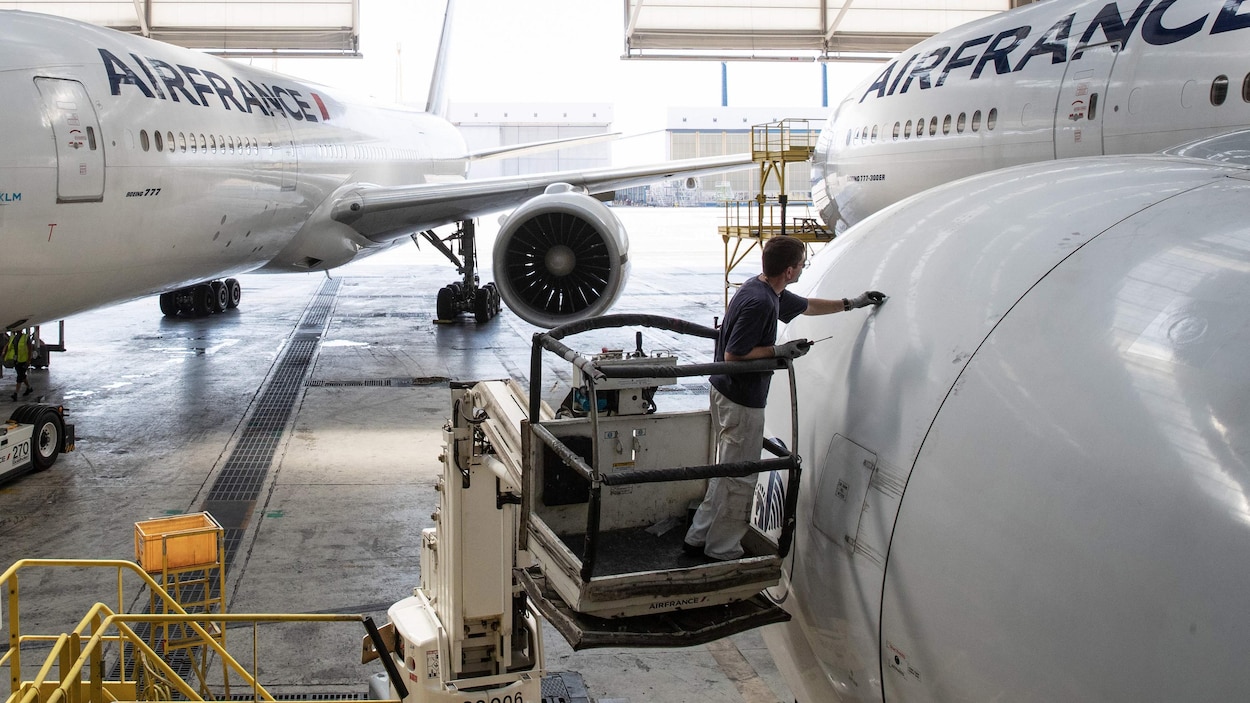 Un technicien travaille sur un appareil d'Air France.