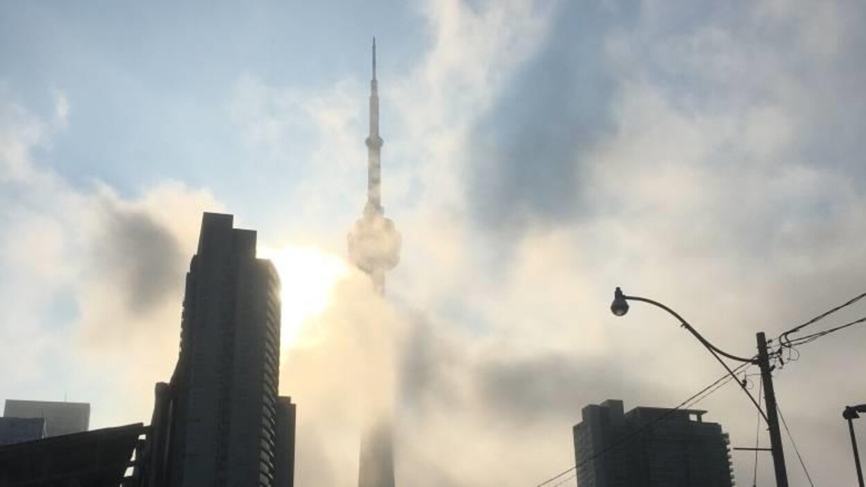 la tour CN derrière un nuage de pollution