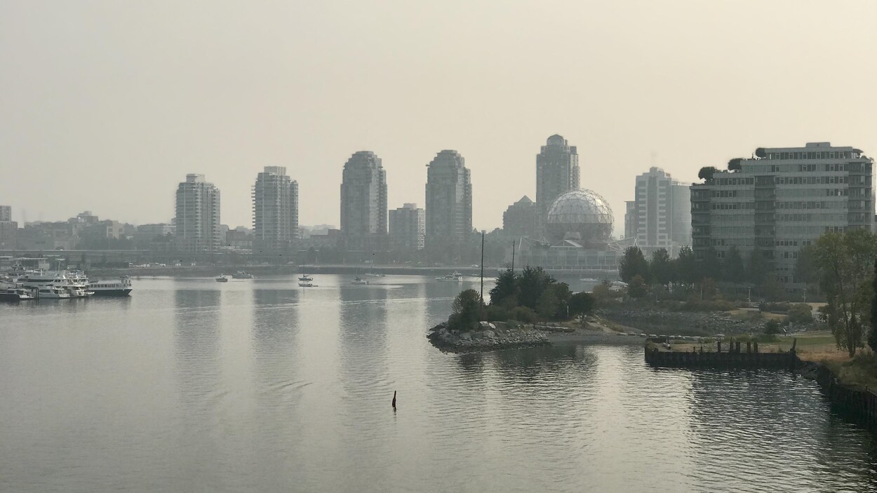 Vue brouillée par la fumée du pont Cambie, à Vancouver.