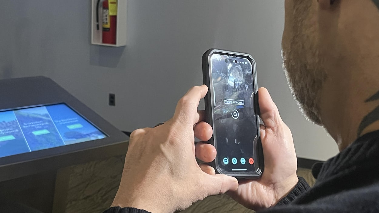 Voir l’art autrement : une application guide les malvoyants au Musée du Manitoba