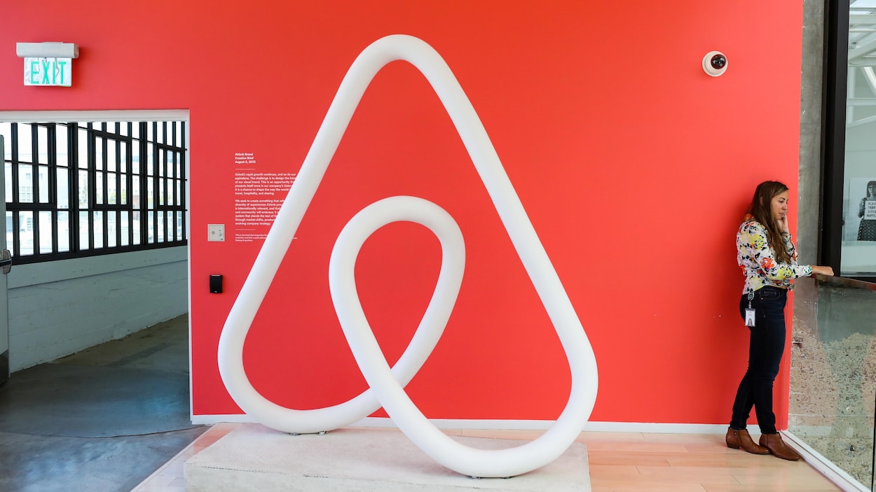 Une représentation artistique du logo d’Airbnb au quartier général de l’entreprise, à San Francisco.