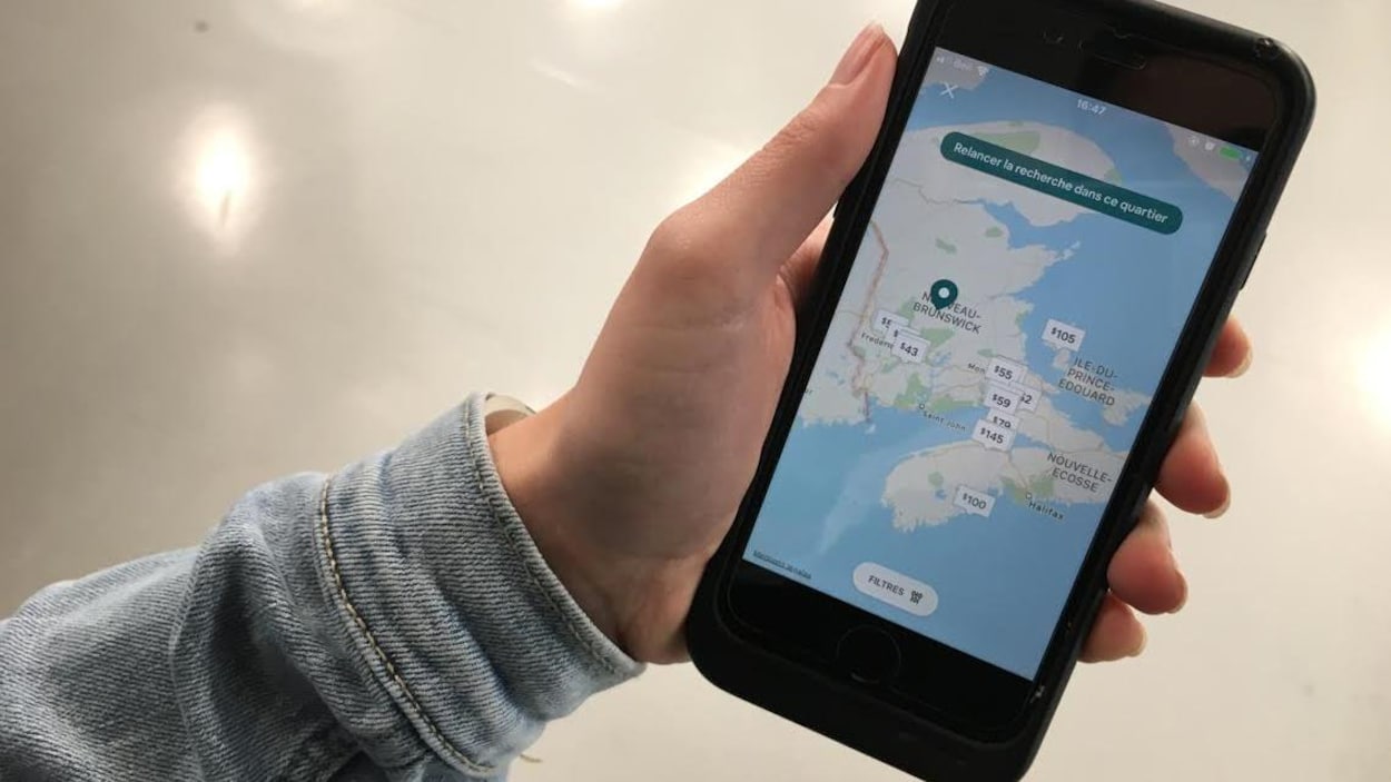 Cellulaire avec l'application Airbnb.