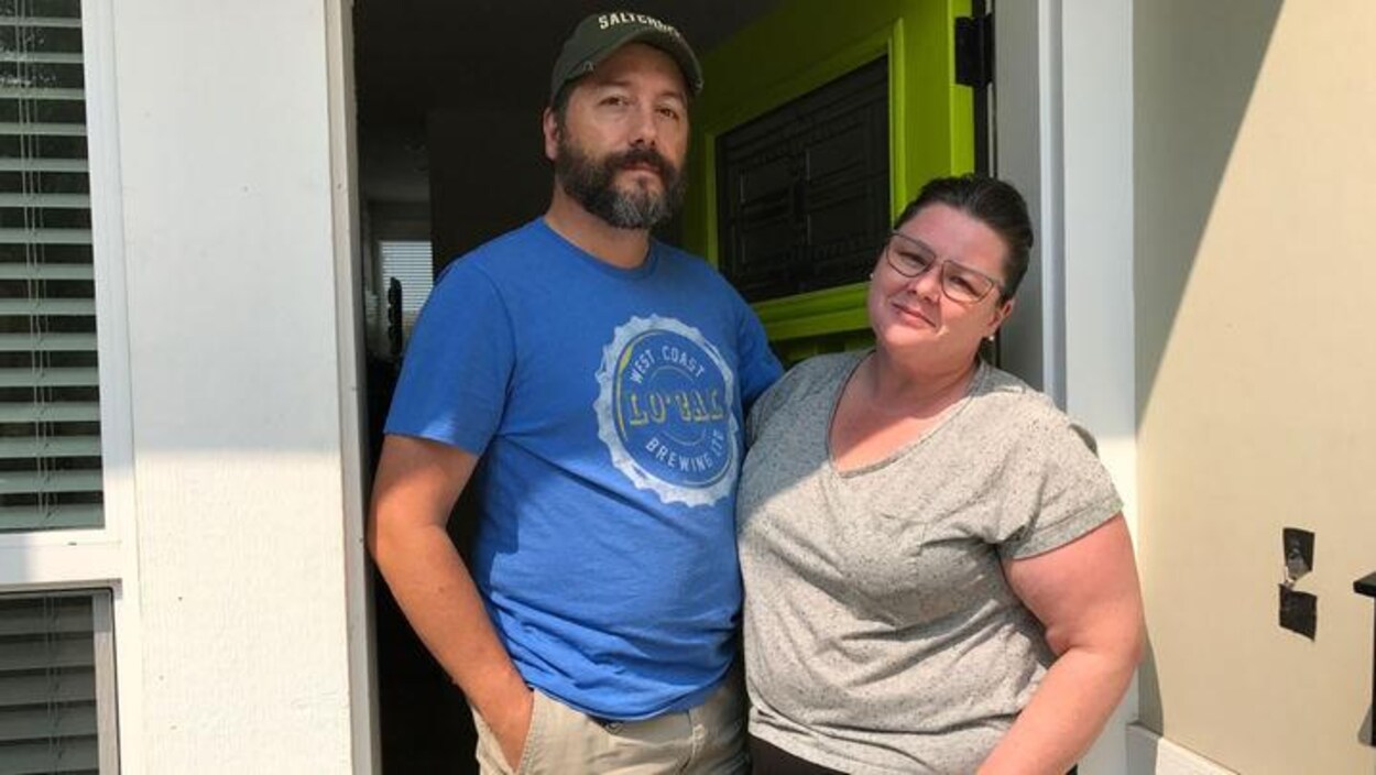 Graham Vodden et sa femme, Melanie Wood, dans l'entrée de leur duplex à Victoria.