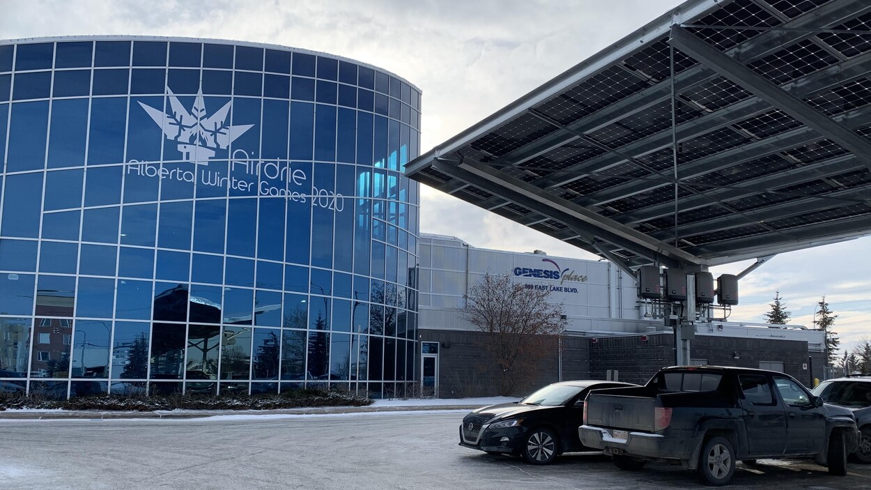 Le logo des Jeux d'hiver de l'Alberta sur la façade du Genesis Place.