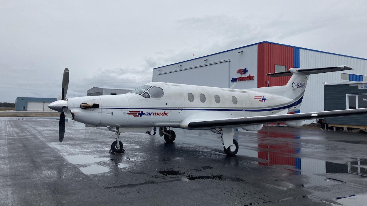 Un avion d'Airmedic devant un hangar