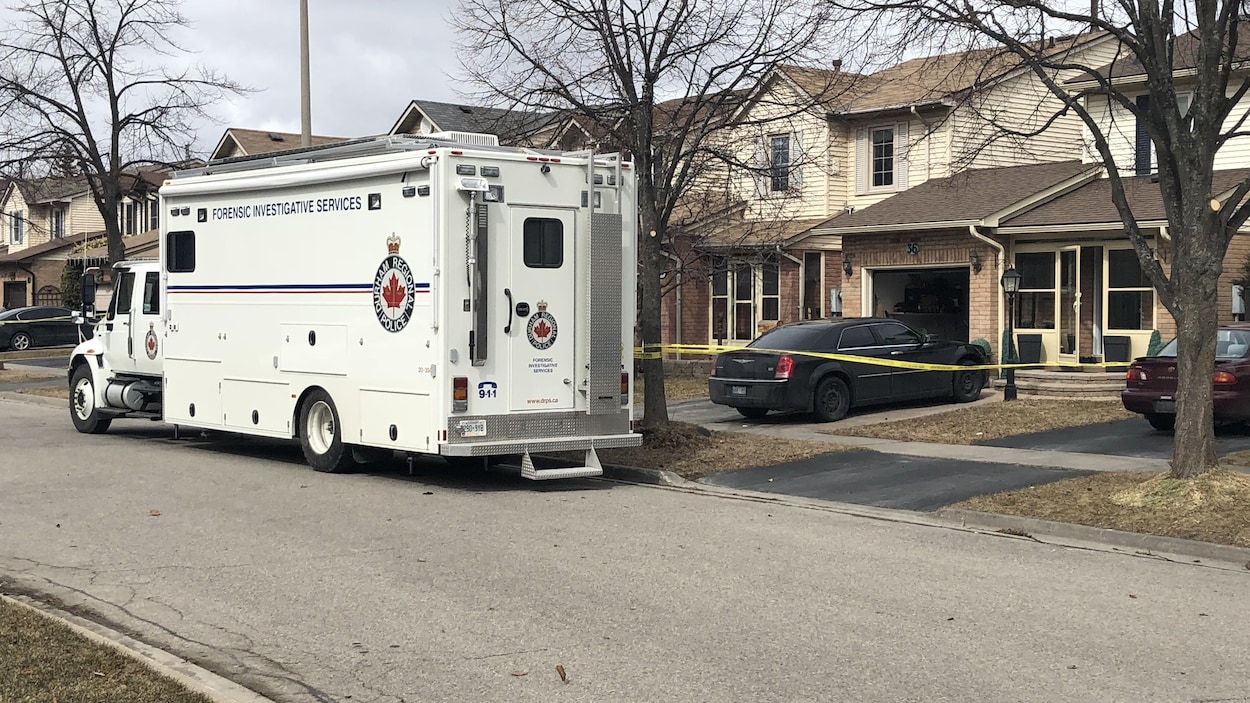 Un véhicule de la police devant une maison Un véhicule de la police devant une maison
