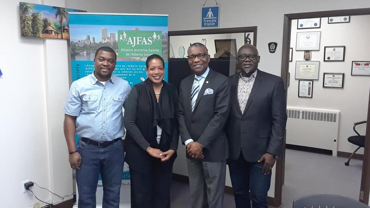 La directrice générale de la FRAP (Francophonie Albertaine Plurielle), Marie-Laure Polydore, et Luketa M'Pindou, directeur général de l'AJFAS (Alliance Jeunesse-Famille de l'Alberta Society) deuxième en partant de la droite.