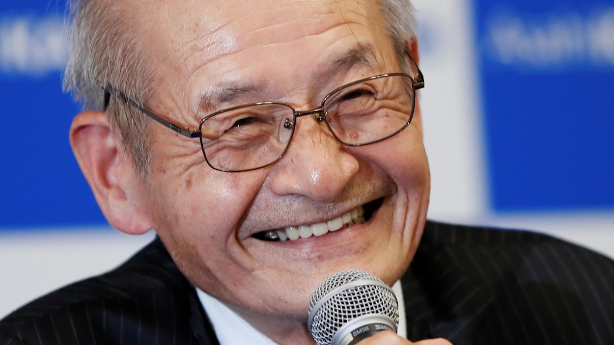 Akira Yoshino, tout sourire, au micro.