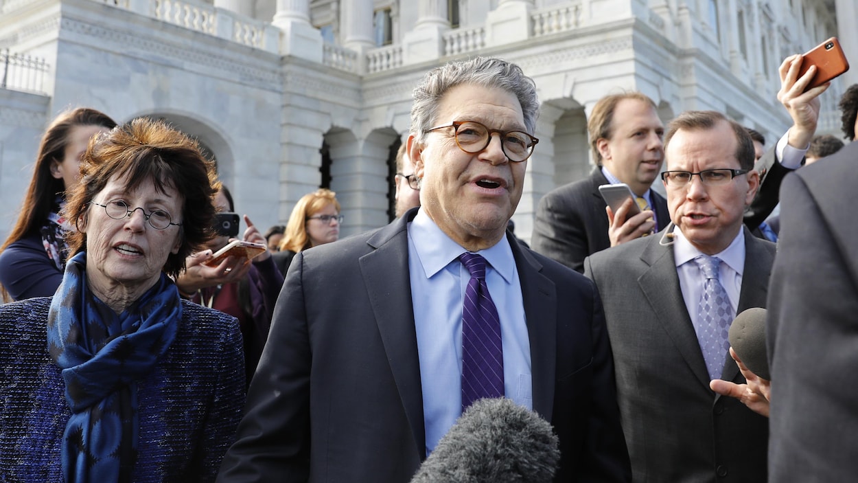 Al Franken marche devant le Sénat américain