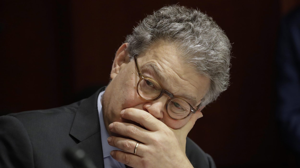 Le sénateur démocrate Al Franken s'est excusé à Leeann Tweeden et s'est dit dégoûté par ses propres gestes. Le sénateur démocrate Al Franken s'est excusé à Leeann Tweeden et s'est dit dégoûté par ses propres gestes.