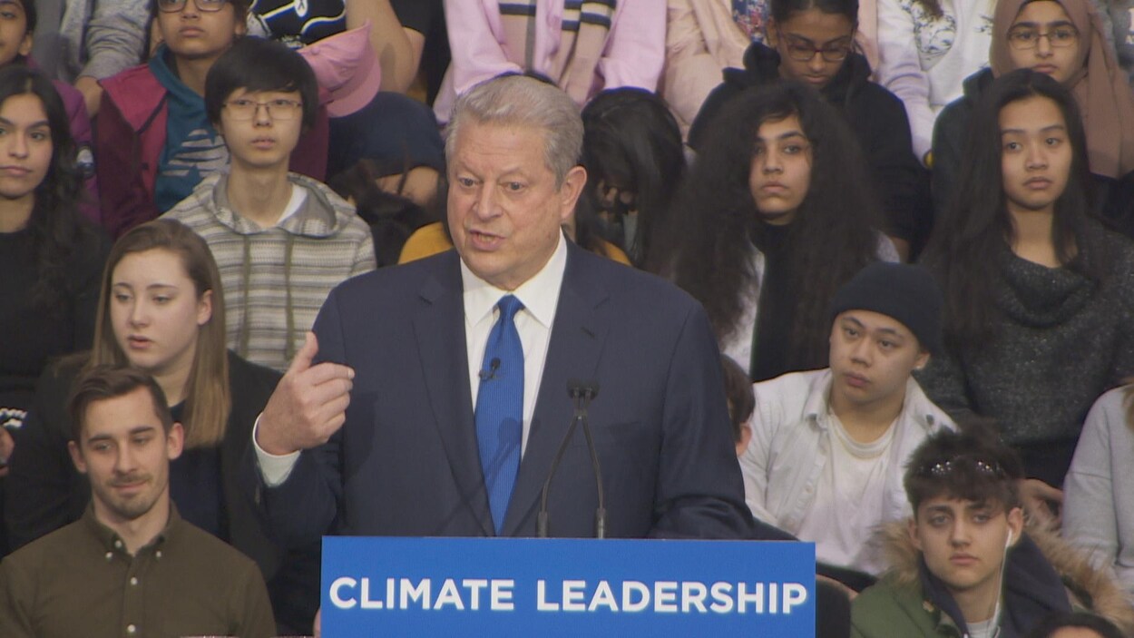 Al Gore au podium, des étudiants derrière lui. Al Gore au podium, des étudiants derrière lui.