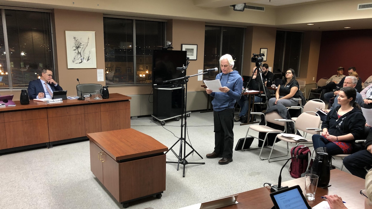 Un homme parle au micro lors d'une séance du conseil municipal de Rouyn-Noranda.