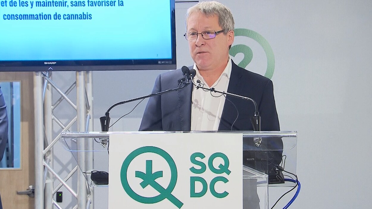 Alain Brunet parle au micro.