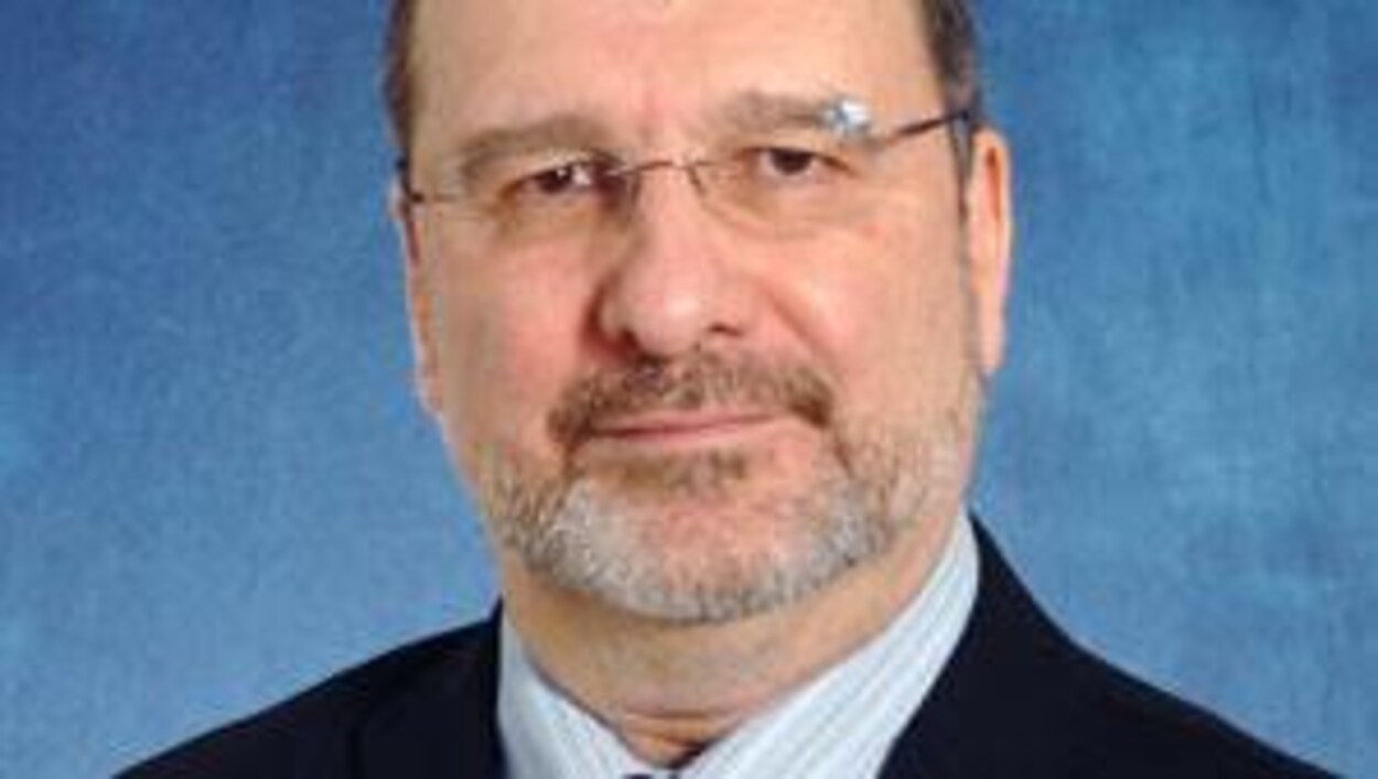 Le conseiller juridique de Philippe Pichet prend sa retraite à deux jours du début des travaux de la Commission sur la protection des sources journalistiques où le SPVM est plongé en pleine controverse. Le conseiller juridique de Philippe Pichet prend sa retraite à deux jours du début des travaux de la Commission sur la protection des sources journalistiques où le SPVM est plongé en pleine controverse.