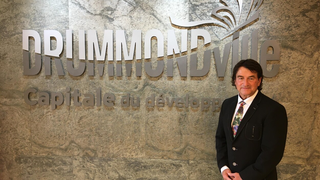 Alain Carrier devant la mention Drummondville : capitale du développement.