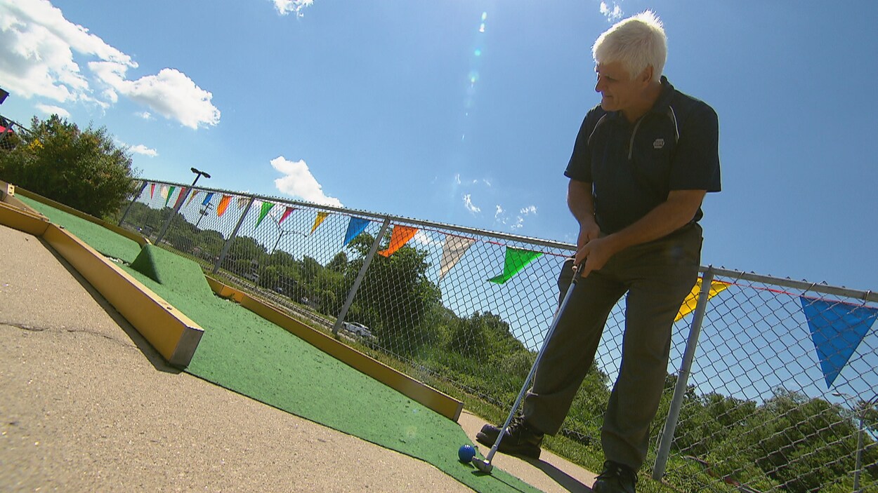 Alain Côté s'apprête à frapper une balle au minigolf