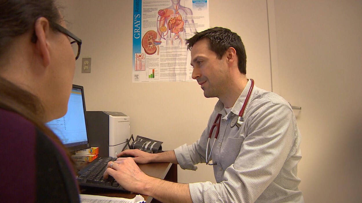 Alain Blinn a fait ses études en médecine à l'Université de Sherbrooke au Québec et pratique au Centre de santé de Clare depuis six ans. Alain Blinn a fait ses études en médecine à l'Université de Sherbrooke au Québec et pratique au Centre de santé de Clare depuis six ans.
