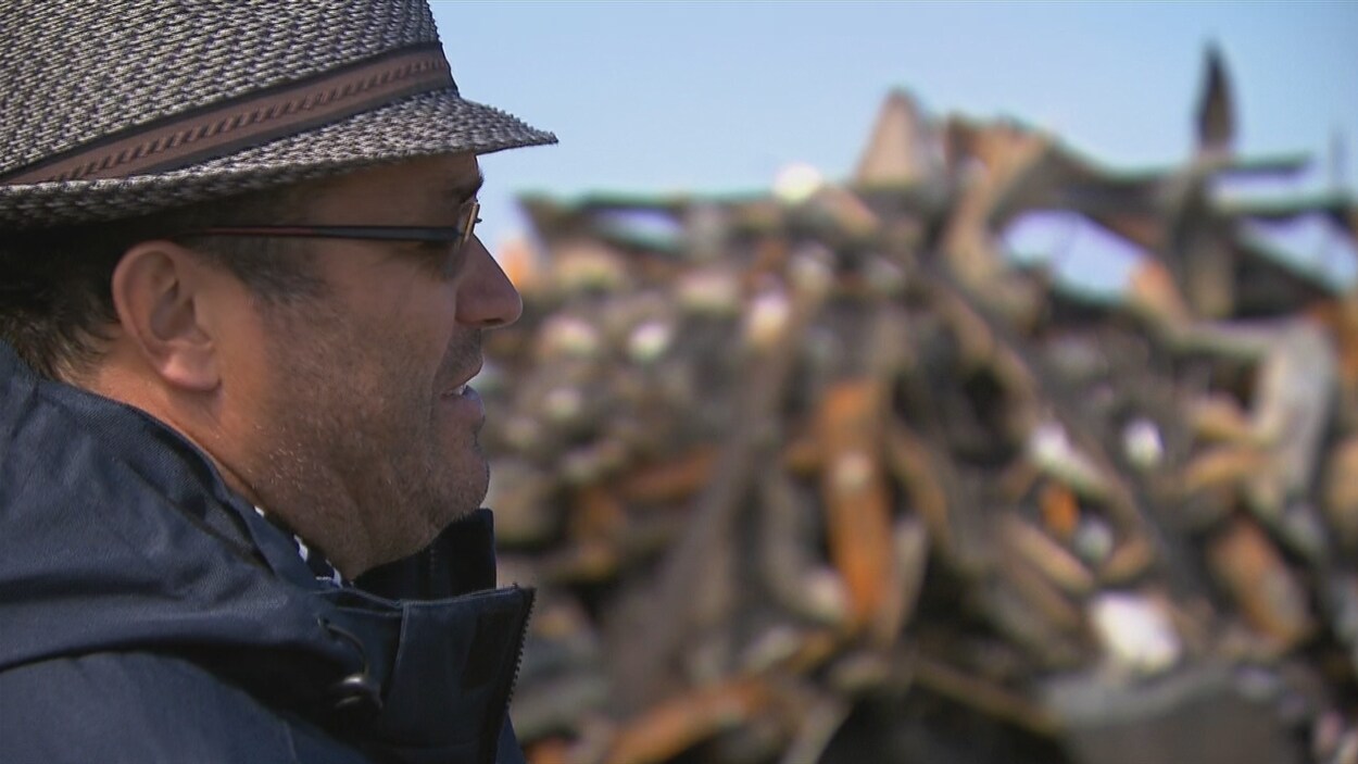Alan Côté regarde les ruines du Théâtre de la vieille forge. Alan Côté regarde les ruines du Théâtre de la vieille forge.
