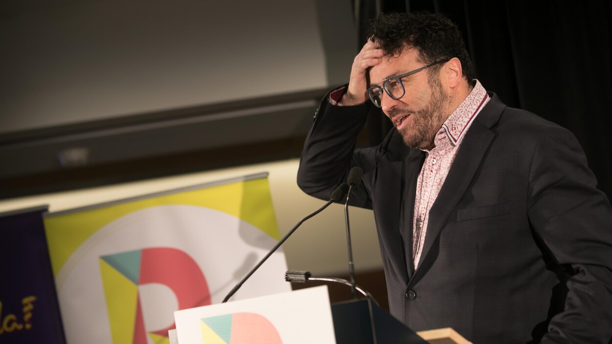Alan Côté au moment de recevoir son prix. Alan Côté au moment de recevoir son prix.