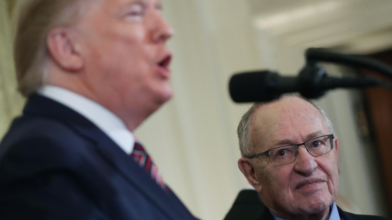 Dershowitz écoute Donald Trump, qui parle dans un micro.