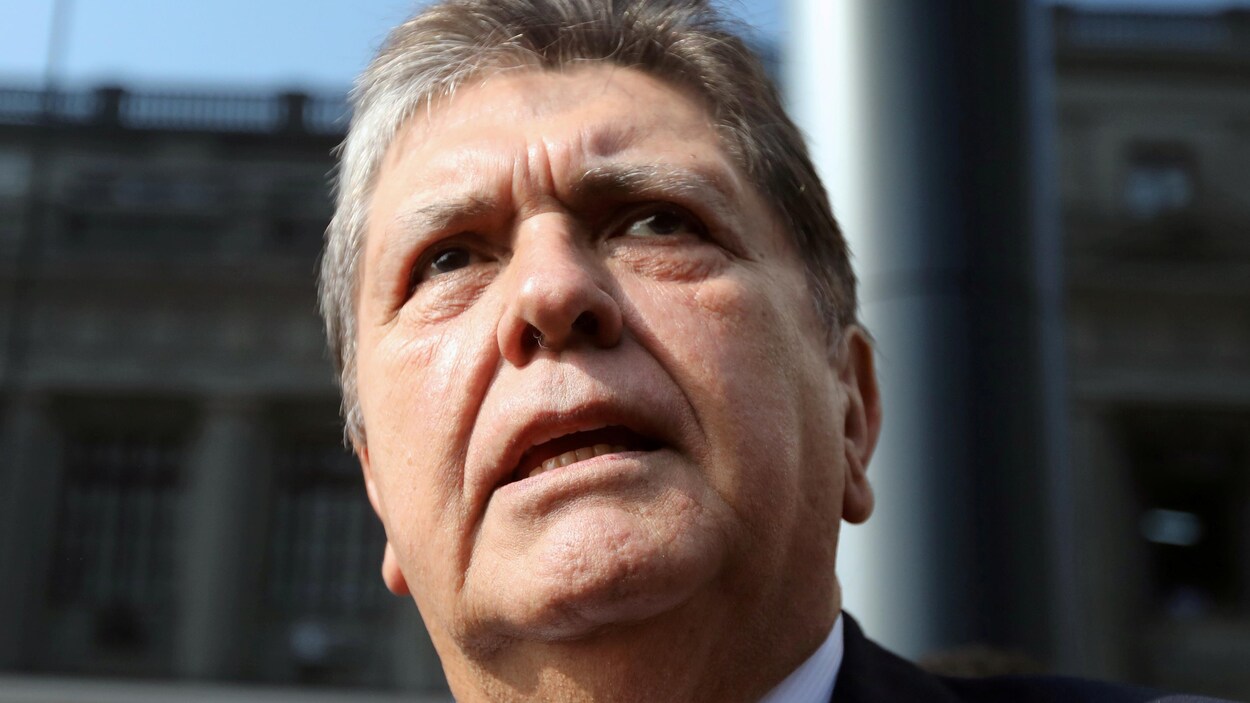 L'ancien président du Pérou Alan Garcia regardant vers le haut lors de son arrivée au bureau du procureur général de Lima le 27 mars 2019.