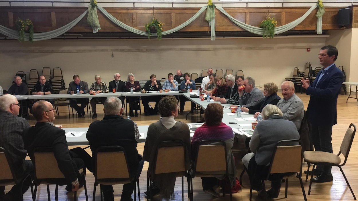 Le maire de Kapuskasing, Alan Spacek, prend la parole lors de la réunion de l’Association des municipalités du Nord-est qui avait lieu dans sa ville vendredi.
