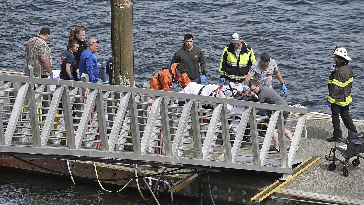 Des membres des services de secours sur un quai