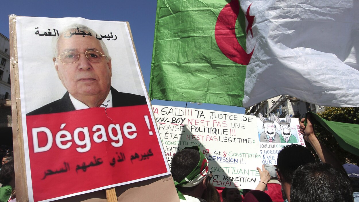 Une pancarte demandant au président Bensalah de démissionner est brandie lors d'une manifestation en Algérie.