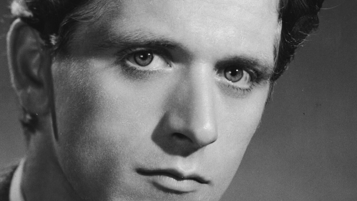 Portrait rapproché du comédien québécois Albert Millaire.