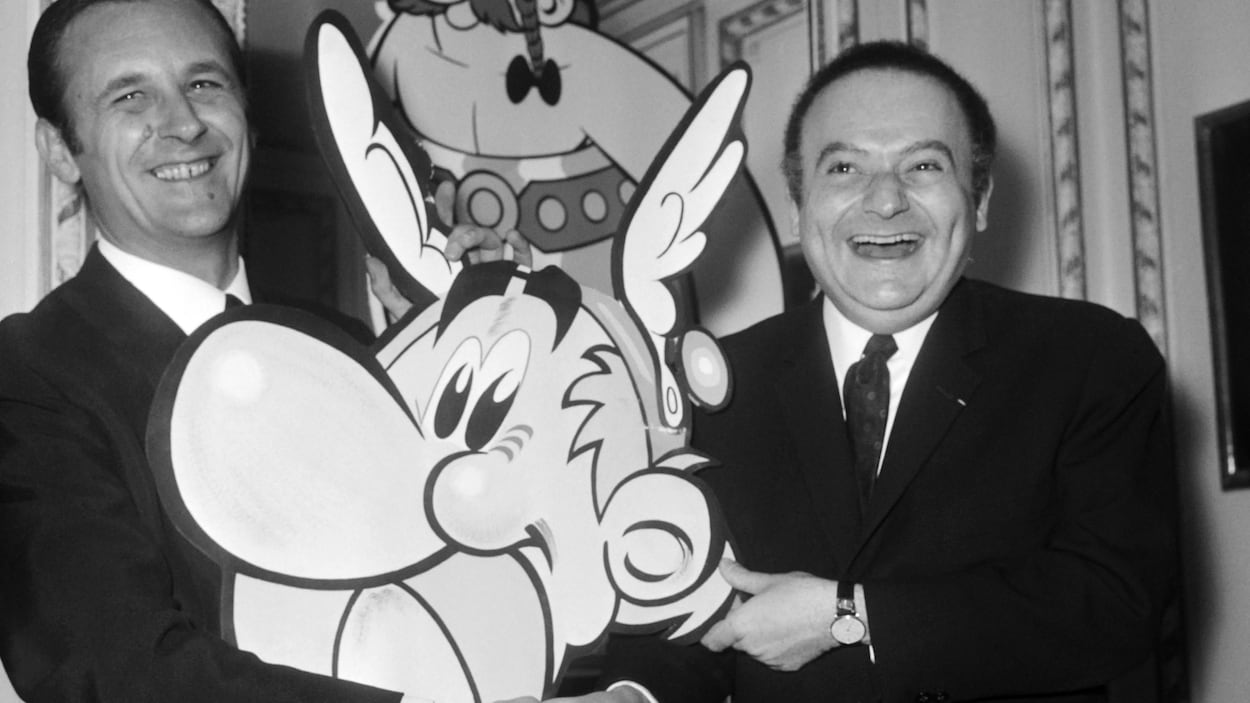 Les deux hommes entourent une représentation grandeur nature d'Astérix.