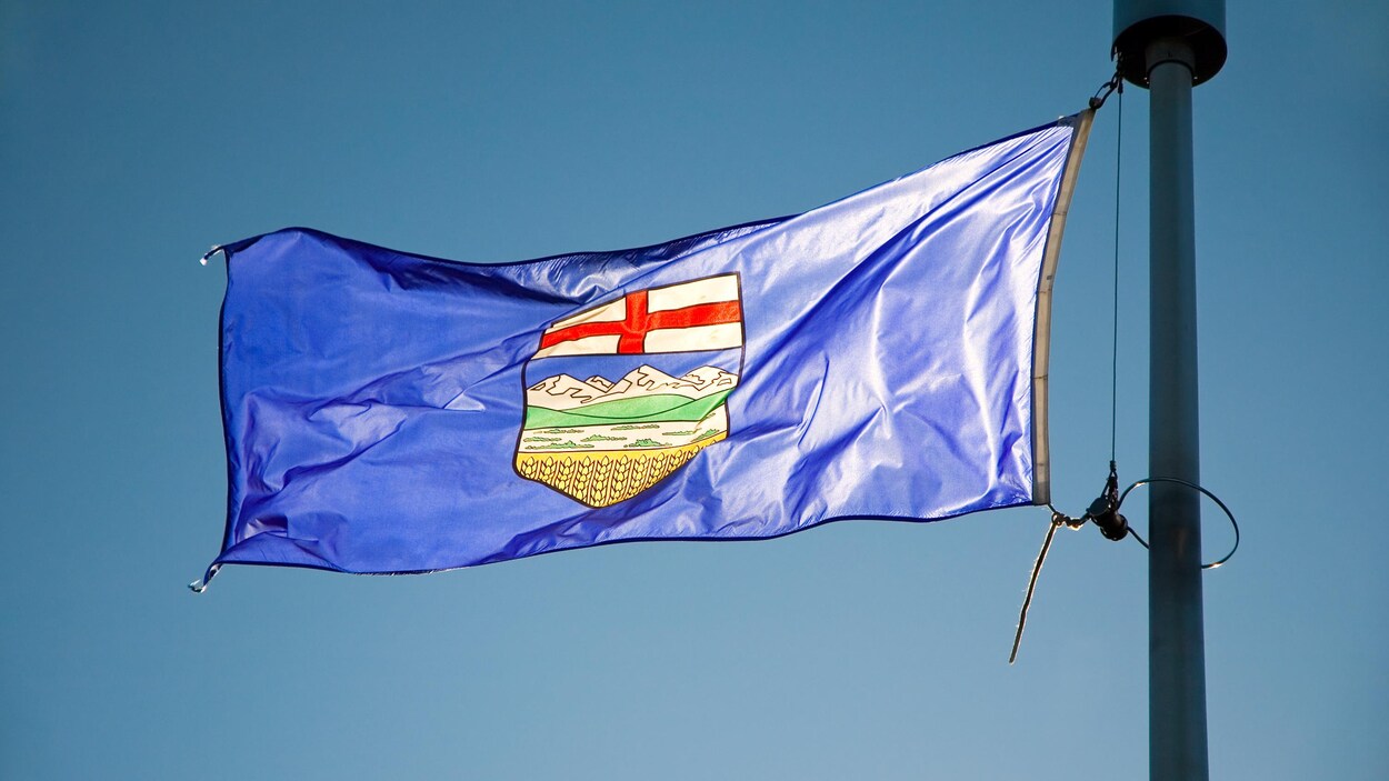 Le drapeau de l'Alberta flotte au vent.