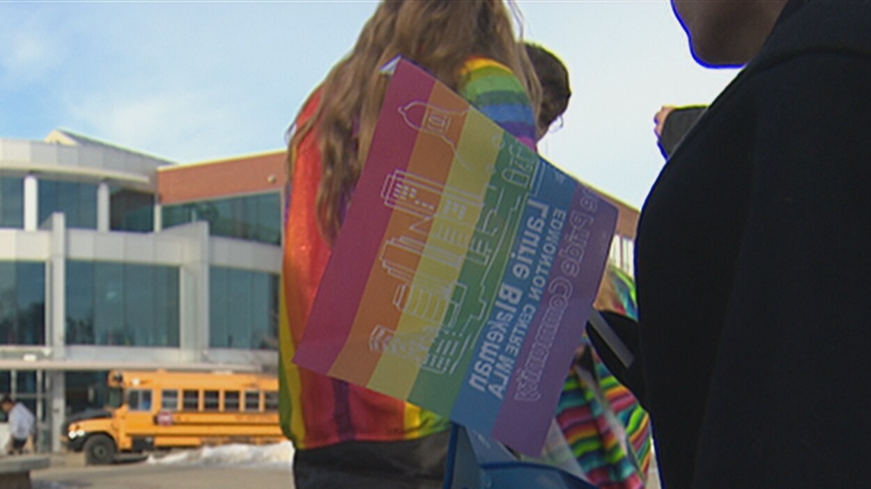 Drapeau de la fierté lors d'une manifestation à l'extérieur d'une école d'Edmonton Drapeau de la fierté lors d'une manifestation à l'extérieur d'une école d'Edmonton