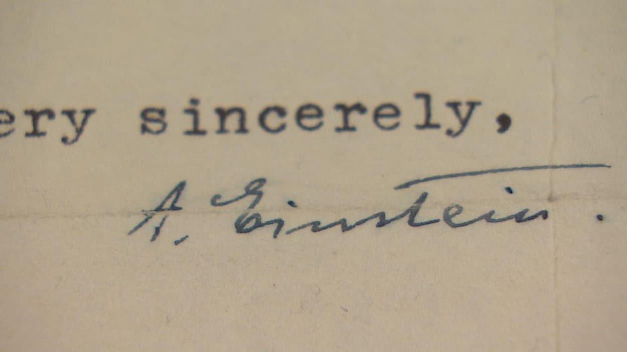 Dans l'image, une signature à l'encre noire au non d'Albert Einstein sur l’enveloppe de la lettre. Dans l'image, une signature à l'encre noire au non d'Albert Einstein sur l’enveloppe de la lettre.