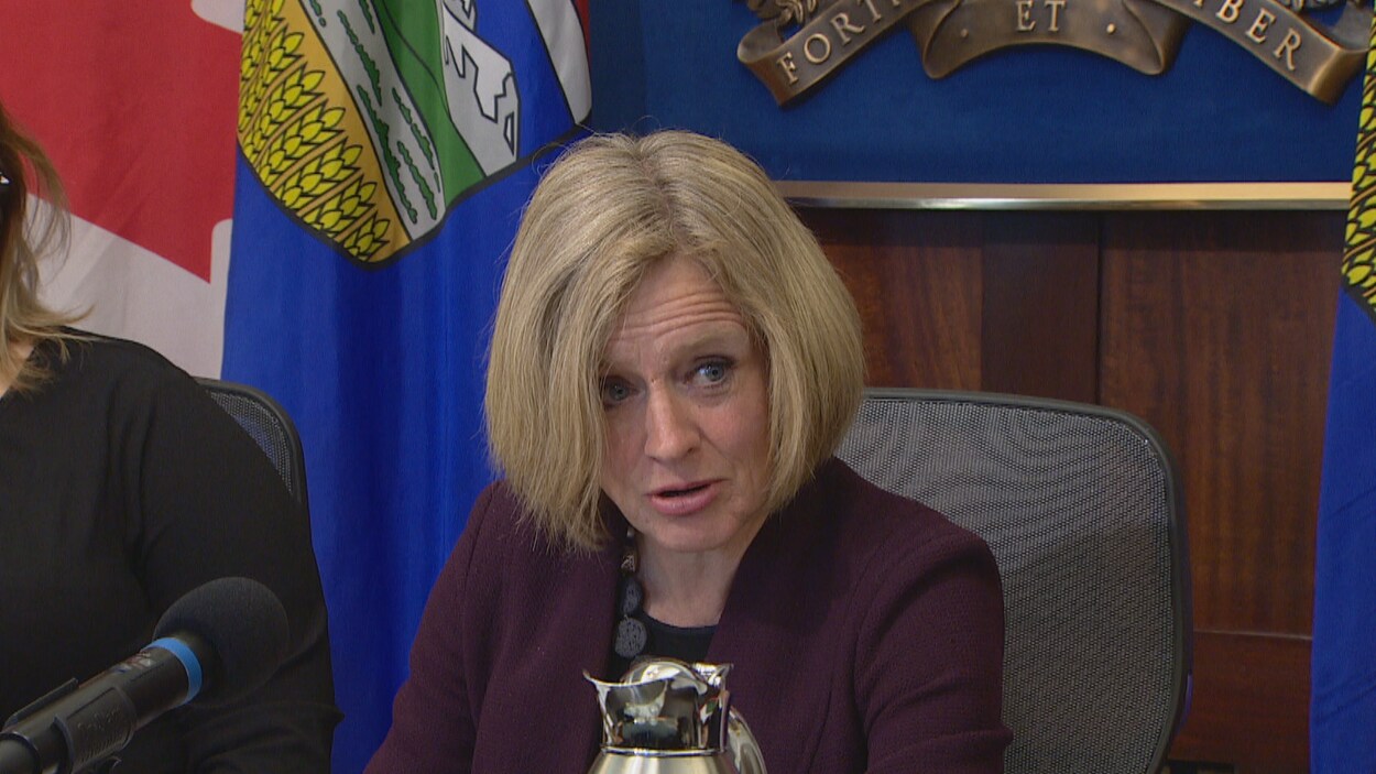 La première ministre albertaine Rachel Notley prononce un discours devant les membres de son cabinet.