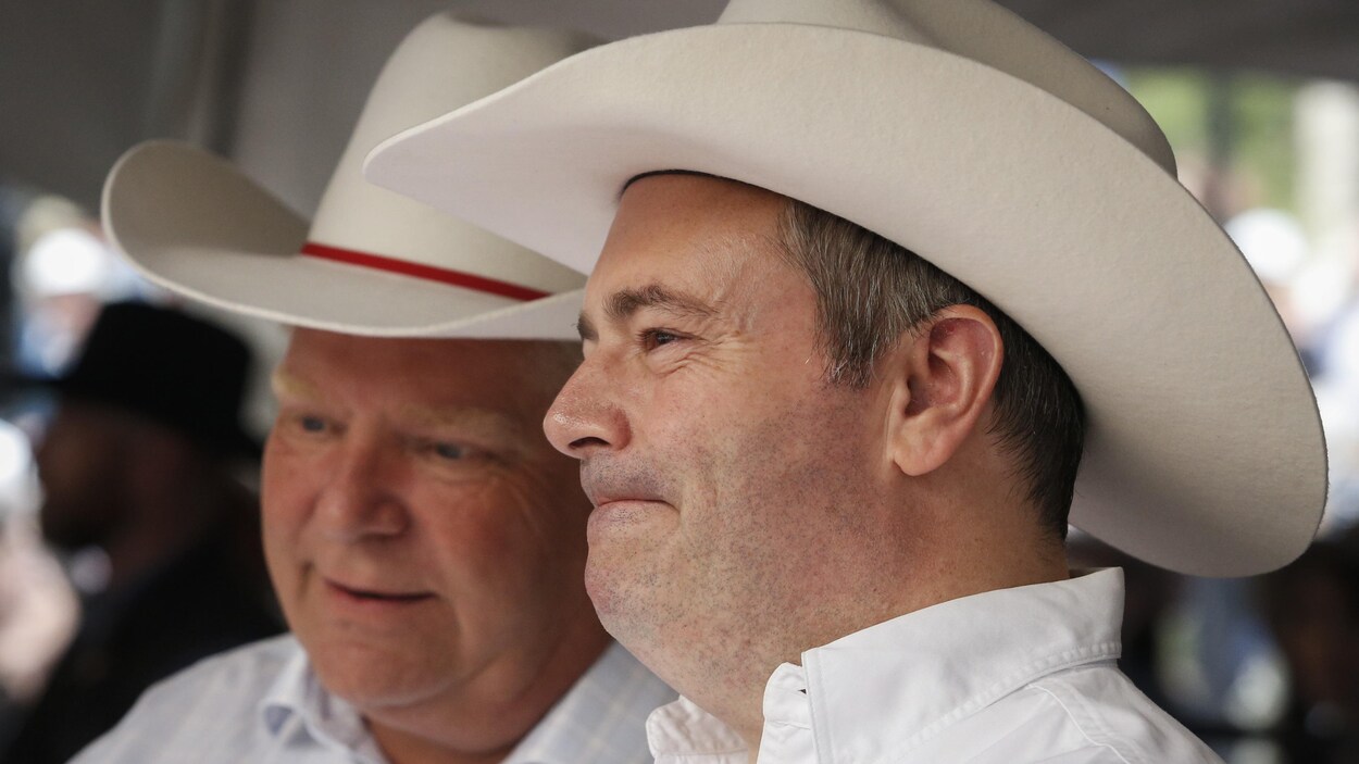 Jason Kenney et Doug Ford, portant des chapeaux de cowboy.